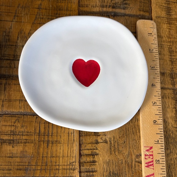 Williams Sonoma set of 8 White Plate with Red Heart - Picture 5 of 7